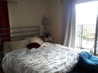 Room w/ bathroom + private deck, 3 blocks from University & Cowper 1