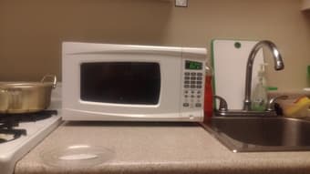 Selling lamp, microwave, clothes rack and vacuum cleaner 3
