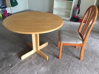 Table and chair $30 in total 1