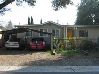 $1200 / 420ft^2 - Menlo Park studio for one non-smoking person 2