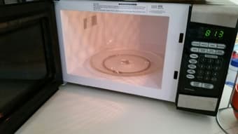 selling used Emerson microwave in excellent condition 2