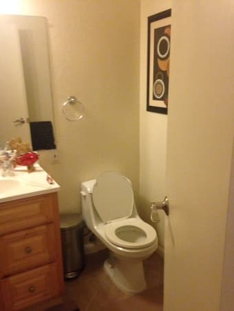 Furnished room with private bath in Redwood City ($975) starting 9/1 2