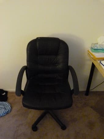 chair desk and light desk 15$ obo 2