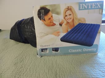 BRAND NEW - AIR MATTRESS INTEX + 4 pillows 1