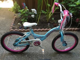 SCHWINN GIRLS BIKE 1