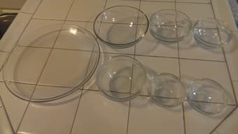 bowl and dish set 8$ 1