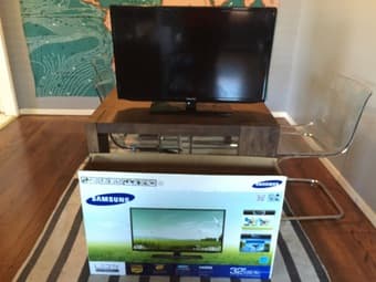 Excellent Condition TV: 32" Samsung 1080P 120HZ LED ($200) 1