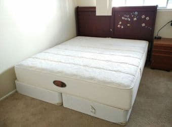 Selling Queen size bed Frame and foam Mattress (Simmons)(180 cm * 200 1