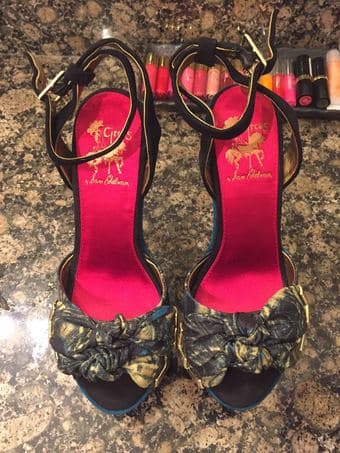 Selling heels (Circus, $15) Size 6 1