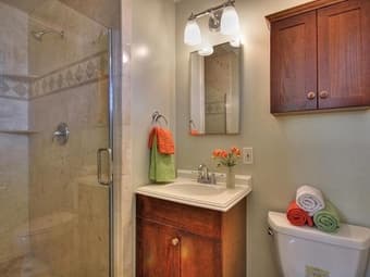 One Bedroom (with bath)  in a SingleFamily House (主卧出租） 2