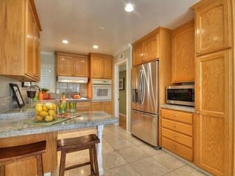 One Bedroom (with bath)  in a SingleFamily House (主卧出租） 3