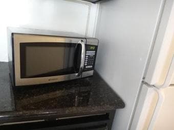 Emerson 0.9 cu ft Microwave Oven, Stainless Steel 1
