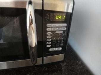 Emerson 0.9 cu ft Microwave Oven, Stainless Steel 2