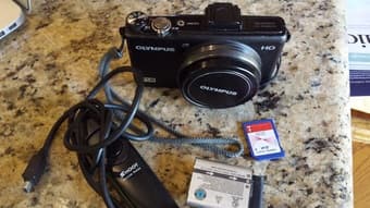 $125 Olympus XZ-1 digital camera with full manual fxns, accessories 3