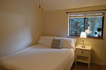 Beautiful spacious private bedroom (10 minutes to Palo Alto Caltrain) 1