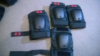skating/skiing knee pad 15$ each, 25$ for two pairs 4