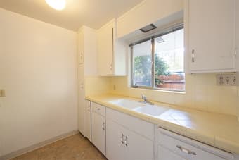 1b1b newly renovated apartment in College Terrace: 1 block from campus 3
