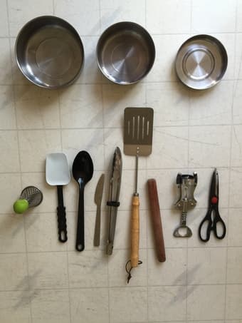 For sale: kitchenware 厨房用具（$10）;knives刀具（$3） 1