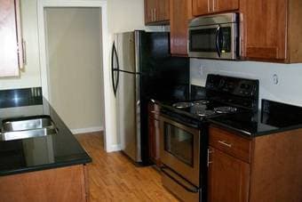 Modern 1 BR close to Stanford with pool, gym & hot tub ($2495) 1