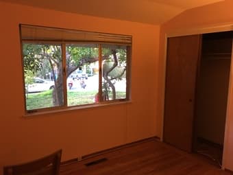 Room available NOW in house close to campus 3
