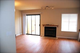 两居2.5卫生间(2B/2.5B)精装修的townhouse中master bedroom出租 2