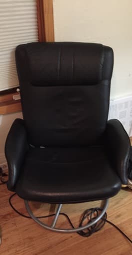 Selling Full Size Bed, desk and lounge chair 1