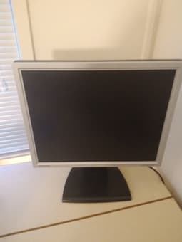 Samsung SyncMaster 19 inch Flatscreen LCD Monitor (20$) 1