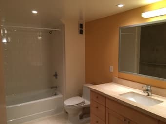 Small room in SOMA next to Caltrain $1300 AVAILABLE NOW 2