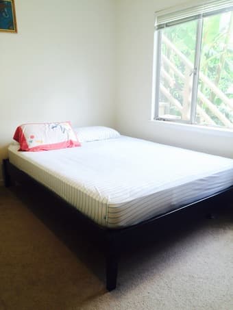 Moving sale: queen bed and mattress 40$ both 1