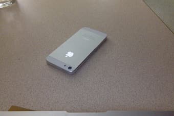 IPHONE 5 — 32GB USED IN EXCELLENT CONDITIONS — 240USD 2