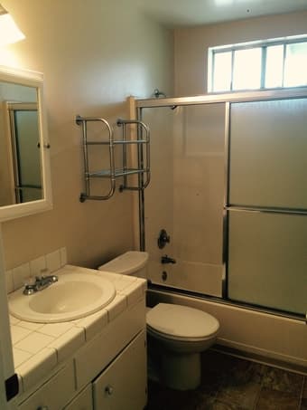 $1050/mo -Open room in Redwood city House starting July 3