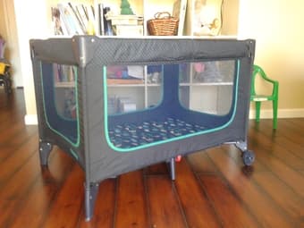 Portable crib playard 25$ 1