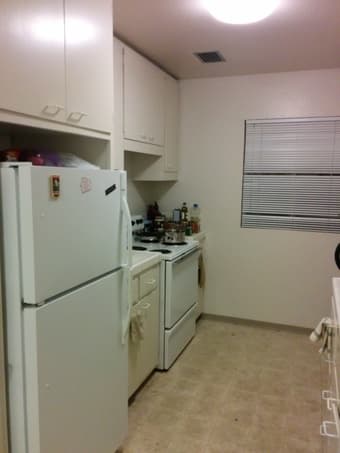 Room in 2-bedroom aprt for MALE Stanford affiliate in EV: 1July-15Sept 2