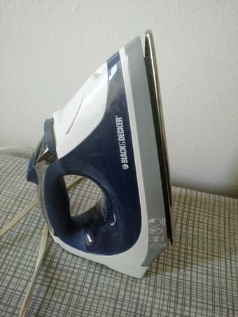 [SELLING] BLACK&DECKER Steam Iron - $12 1