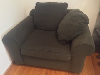 EXTREMELY COMFORTABLE GREEN CHAIR FOR SALE 30 DOLLARS 1