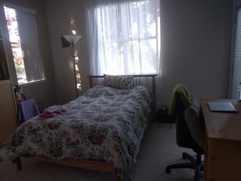 $1600 room for a female roommate near Stanford for fall quarter 3