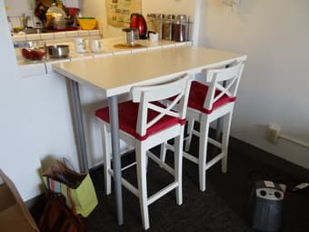 high chair + table, perfect for stanford apartments 50$ 1