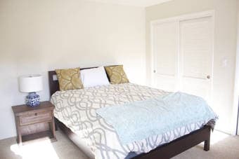 1950$( furnitured), Great Master Ensuite Bathroom Near By Standford 1