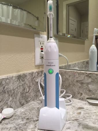 MOVING SALE: Electric rechargeable tootbrush + 2 new heads 1