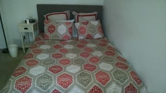 Queen Bed (mattress & frame- BEST OFFER (palo alto) 1