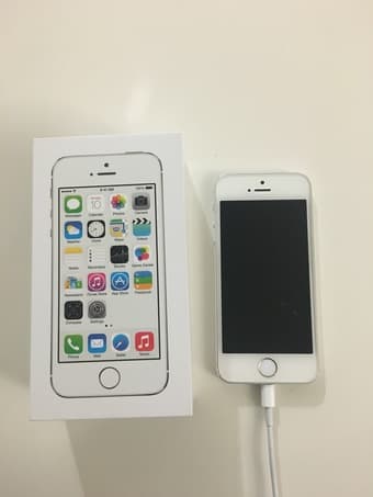 iPhone 5s 16GB White Unlocked 220$ 1