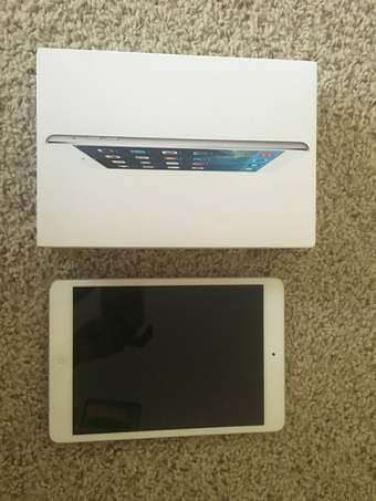 Selling iPad Mini 2 with Retina Display 16GB Wifi Silver $170 1