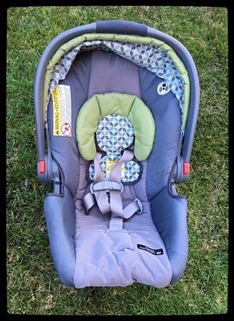 Graco SnugRide Click Connect 30 Travel System ($70) 1