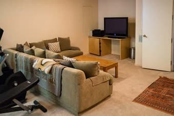 Large lovely fully furnished room in an apartment in Ladera 3