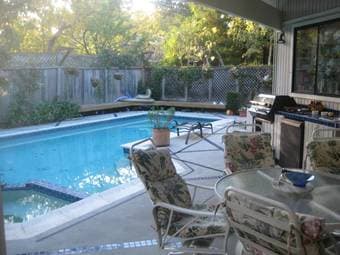 $1650 / 400ft2 - Avail 11/15 furn master bedroom overlooking pool (pal 3
