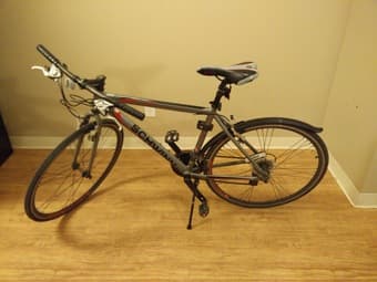 2013 Schwinn Tourist 28x700c Hybrid Bike for $170 3