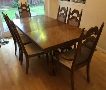 Beautiful Wood Dinner table with six chairs  $395 2