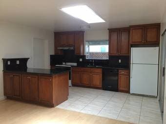 $950 Living with professionals in Mountain View 3