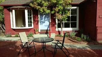 $1950 Large room with hardwood floors in beautiful home (menlo park) 1
