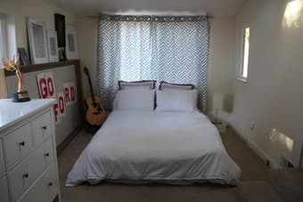 Large bedroom for rent in updated 2br Menlo Park cottage, 1.5 baths 2